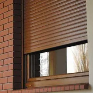 Brauner Aufsatzrollladen von NORTA an einem Fenster. Hochwertige Lösung für Sicht- und Sonnenschutz.