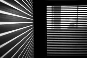 Raffstore mit Tageslichtsteuerung von NORTA. Bietet flexiblen Schutz und ermöglicht präzise Lichtregulierung für Innenräume.