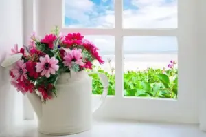 Dekorative Blumen auf einer Fensterbank von NORTA. Bringt Frische und Farbe in den Innenraum, ideal für Frühlingsambiente.