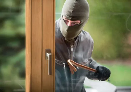 Einbruchschutzfenster in Holzoptik von NORTA. Bietet erhöhte Sicherheit durch robuste Konstruktion und stabilen Fenstergriff.