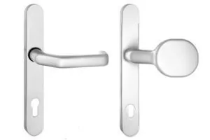Moderner Alu-Türgriff und Knauf in Silber von NORTA. Stilvolle und langlebige Türbeschläge für sicheren und komfortablen Zugang.