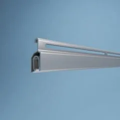 Silbernes Aluminium-Profil von NORTA. Ideal für Fenster und Türen, bietet Stabilität und eine moderne Optik.