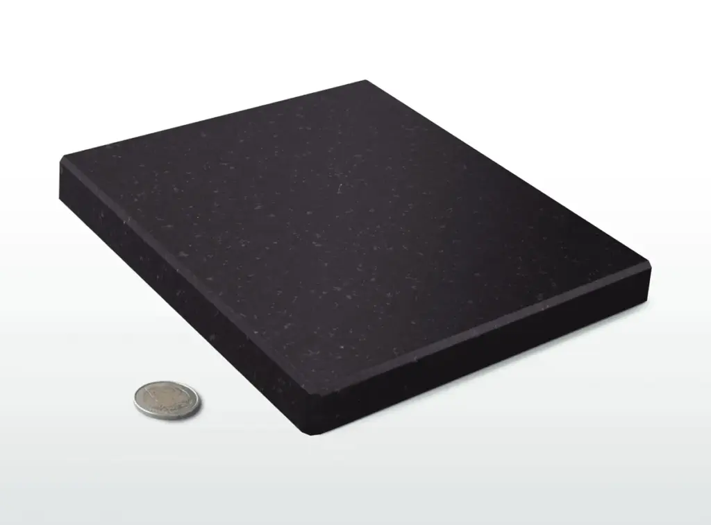 Schwarze Granit-Arbeitsplatte 'Absolute Black' von NORTA. Robuste Oberfläche für stilvolle Küchen und Bäder.