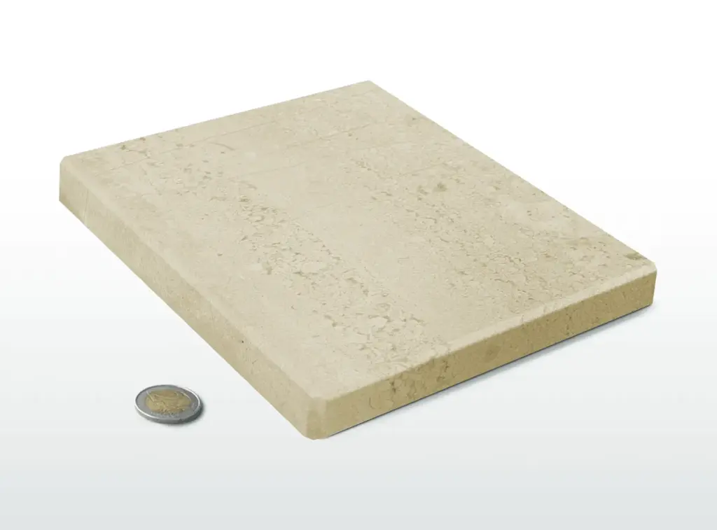 Fensterbank aus Breccia Sarda Gestein von NORTA. Robuste, elegante Lösung für langlebige Fensterinstallationen.