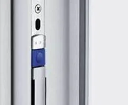 Robuster Fensterbeschlag aus Edelstahl von NORTA. Bietet erhöhten Einbruchschutz und zuverlässige Funktionalität.