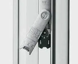 Fensterbeschlag aus Metall von NORTA. Erhöht die Sicherheit und Langlebigkeit moderner Fenstersysteme.