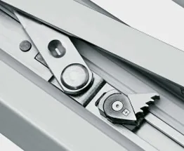 Metallischer Fensterbeschlag in Silber von NORTA. Exzellente Konstruktion für sicheren Halt und präzise Funktion.