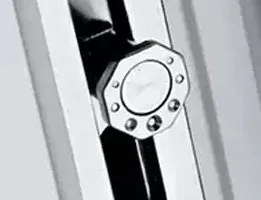 Moderner Fensterbeschlag in Silber von NORTA. Hochwertige Lösung für Sicherheits- und Öffnungsmechanismen bei Fenstern.