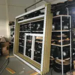 Fensterelemente in der Werkstatt von NORTA. Hochwertige Herstellung mit präzisen Materialien für zuverlässige Fensterlösungen.