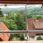 Montage einer Schüco Hebe-Schiebe-Tür durch zwei Arbeiter. Große Öffnung mit Panoramaausblick. Effizienter Einbau von NORTA.