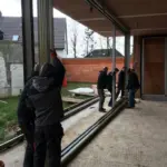 Montage großer Fensterelemente von NORTA. Teamarbeit für präzise Installation und optimale Abdichtung im Neubau.