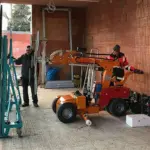 Montage von Großflächenverglasung mit Hebezeug bei NORTA. Effiziente Installation für maximale Fensterflächen und Lichtdurchflutung.