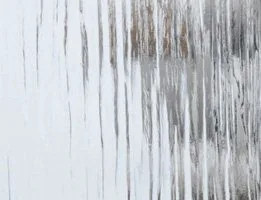 Strukturiertes Ornamentglas Chinchilla von NORTA. Ideal für Sichtschutz bei Fenstern und Haustüren, lichtdurchlässig und dekorativ.