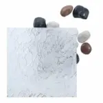 Strukturiertes Ornamentglas Delta von NORTA. Ideal für Sichtschutz bei Fenstern und Haustüren, lichtdurchlässig und dekorativ.