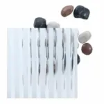 Strukturiertes Ornamentglas gestreift von NORTA. Ideal für Sichtschutz bei Fenstern und Haustüren, lichtdurchlässig und dekorativ.