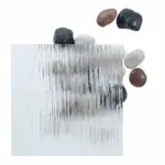 Strukturiertes Ornamentglas Master Carre von NORTA. Ideal für Sichtschutz bei Fenstern und Haustüren, lichtdurchlässig und dekorativ.