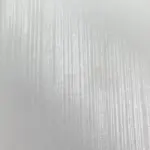 Strukturiertes Ornamentglas mit weißen Linien von NORTA. Ideal für lichtdurchlässigen Sichtschutz bei Fenstern und Türen.