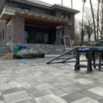 Gepflasterte Terrasse mit Verbauung einer Überdachung. Modernes Design mit hochwertigen Materialien von NORTA.