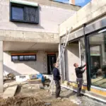 Montage eines Raffstores an der Fassade eines modernen Hauses. NORTA bietet hochwertige Lösungen für Sonnenschutz und Design.