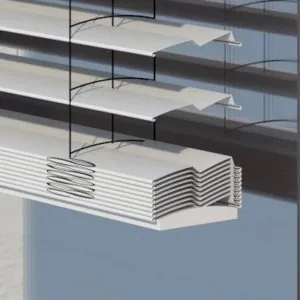 Raffstore mit Z90-Lamellen von NORTA. Bietet optimalen Sonnenschutz und Lichtregulierung für Ihr Zuhause.