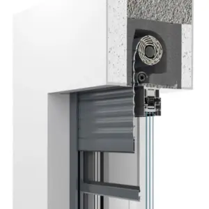 Detailansicht eines eingebauten Rolladens in Grau von NORTA. Hervorragende Isolierung und einfache Integration.