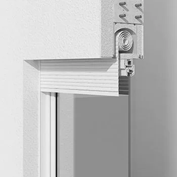 Montagedetail eines weißen Rollladens von NORTA. Hochwertige Lösung für optimale Dämmung und Sichtschutz.