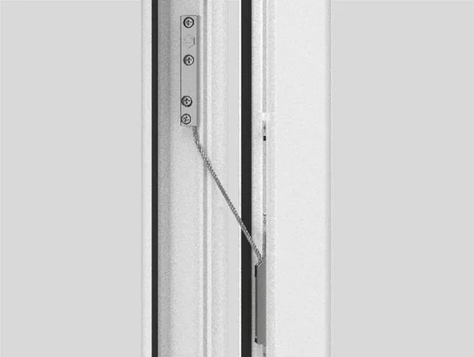 Sicherheitskette für Fenster von NORTA. Erhöht die Einbruchsicherheit und bietet zusätzliche Stabilität und Schutz.