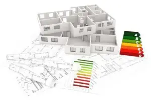 Architektonisches Modell eines Gebäudes mit Energieeffizienzskala von A bis G auf Bauplänen. Optimiert für nachhaltiges Bauen.
