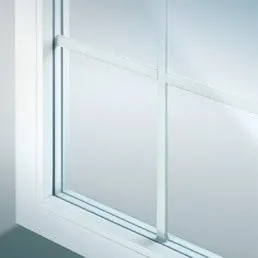 Weißes Fenster mit Sprossen von NORTA. Stilvolle Gestaltung für klassische Architektur.