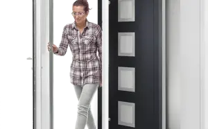 Elegante Haustür mit modernem Design von NORTA. Stilvoll in Schwarz mit Glaseinsatz für sicheren und ansprechenden Eingangsbereich.