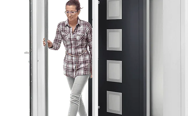 Elegante Haustür mit modernem Design von NORTA. Stilvoll in Schwarz mit Glaseinsatz für sicheren und ansprechenden Eingangsbereich.