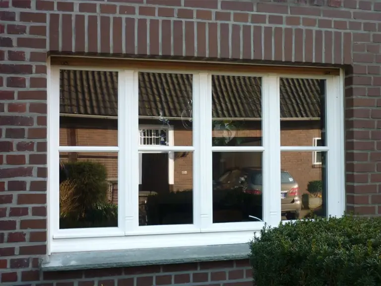 Kunststofffenster in Weiß von NORTA. Elegantes und modernes Design, ideal für Ihr Zuhause, bietet exzellente Wärmedämmung.