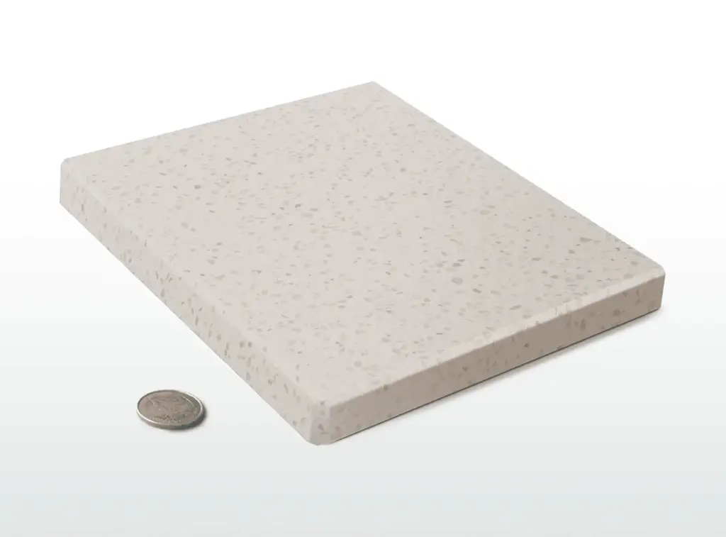 Fensterbankmuster Aida Nuovo in Beige mit Terrazzo-Effekt von NORTA. Ideal für moderne Fensterdekoration und robuste Oberflächen.