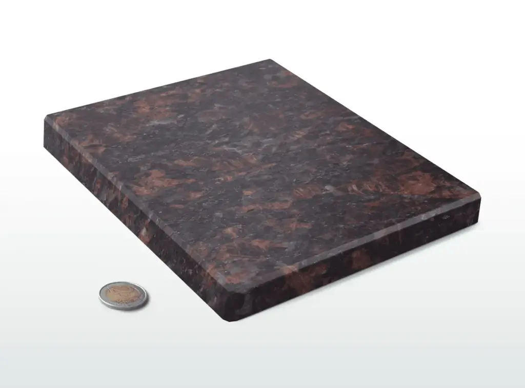 Dunkelbraune Fensterbank in Granit-Optik von NORTA. Hochwertige Oberfläche für stilvolle und langlebige Fensterlösungen.