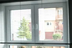 Weißes Fenster mit integrierter Innenjalousie von NORTA. Optimale Lichtregulierung und Privatsphäre für Ihr Zuhause.