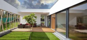 Modernes Haus mit großen Aluminiumfenstern von NORTA. Stilvolle und energieeffiziente Lösung für ein helles Zuhause.