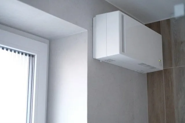 Effizientes Rekuperatorsystem im weißen Badezimmer von NORTA. Verbessert die Luftqualität durch effektive Belüftung.