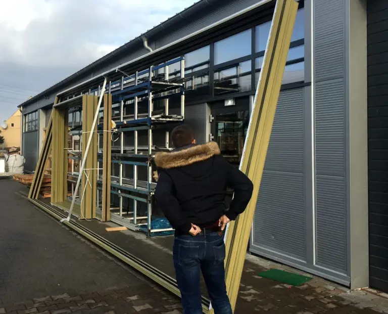 Aluprofilkonstruktion im Werk von NORTA. Ideal für langlebige und robuste Fenster- und Türrahmenlösungen mit hoher Stabilität.