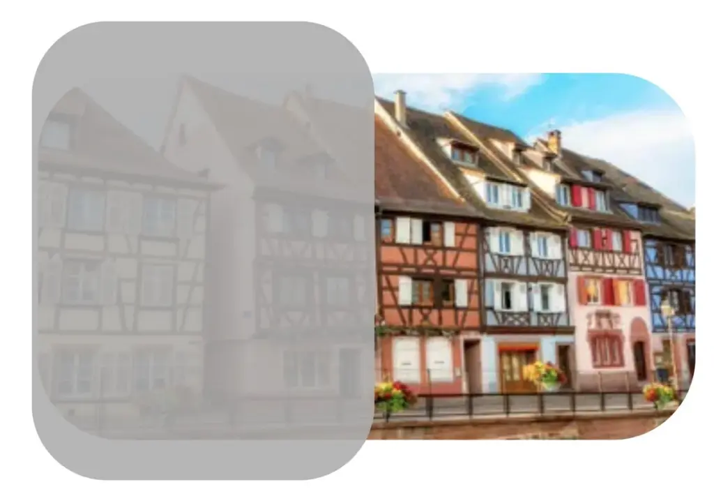 Fachwerkhäuser am Kanal mit bunten Fassaden in idyllischer Umgebung. Traditionelle Architektur für ein charmantes Ambiente.