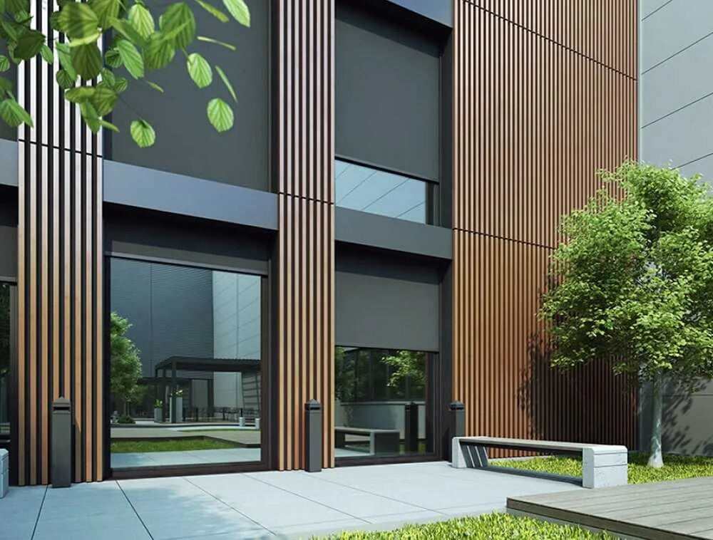 Moderne Fassade mit integrierten Screens von NORTA. Bietet Sonnenschutz und fügt sich harmonisch in das Gebäudedesign ein.