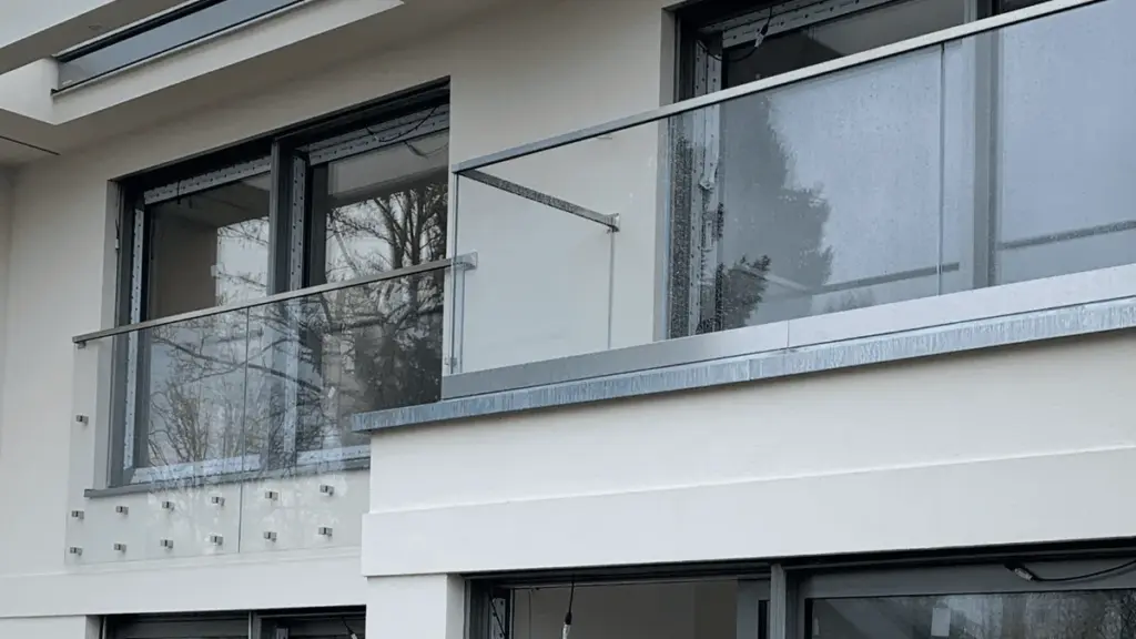 Modernes Glas-Balkongeländer von NORTA. Stilvolle Lösung für Sicherheit und klare Sicht auf Ihrem Balkon.