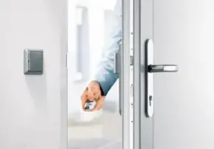 Moderne Haustür mit BlueMotion-Antrieb und Fernbedienung von NORTA. Komfortabler Zugang und hohe Sicherheit für Ihr Zuhause.