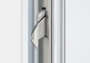 Detailansicht eines automatischen Türbeschlags AV3 von NORTA. Erhöht Sicherheit und Komfort durch selbstverriegelnde Funktion.