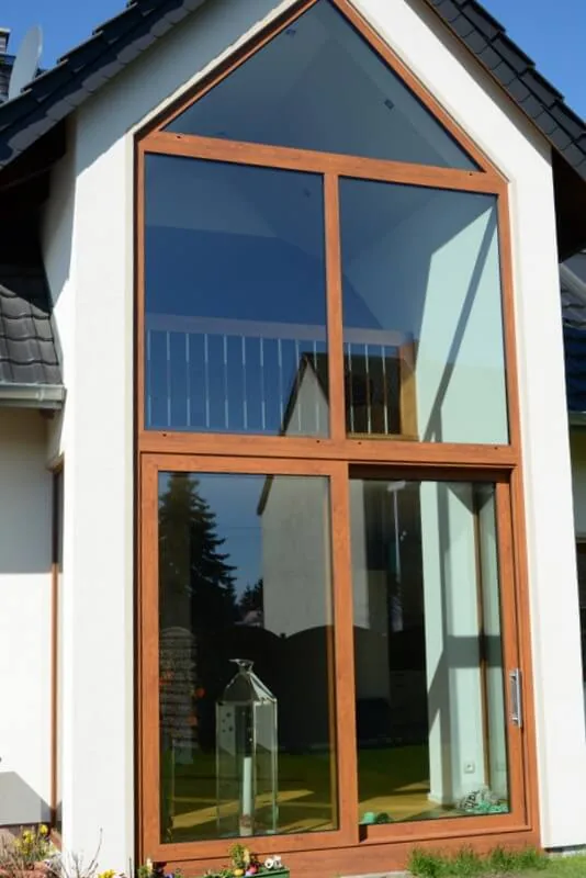 Großes Aluminiumfenster in Holzoptik von NORTA. Modernes Design für lichtdurchflutete Räume und optimale Energieeffizienz.