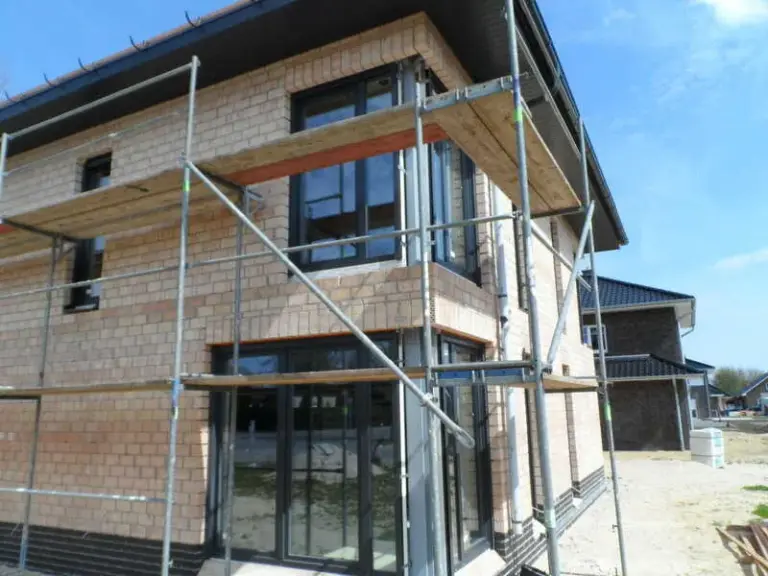 Moderne anthrazitfarbene Aluminiumfenster von NORTA in einem Neubau. Bieten Energieeffizienz und stilvolle Ästhetik.