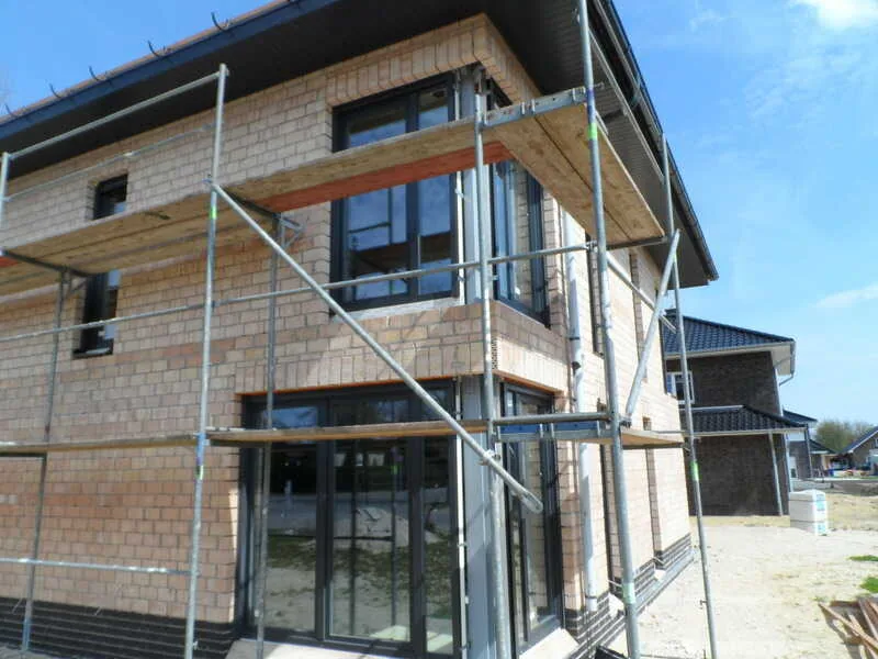 Moderne anthrazitfarbene Aluminiumfenster von NORTA in einem Neubau. Bieten Energieeffizienz und stilvolle Ästhetik.