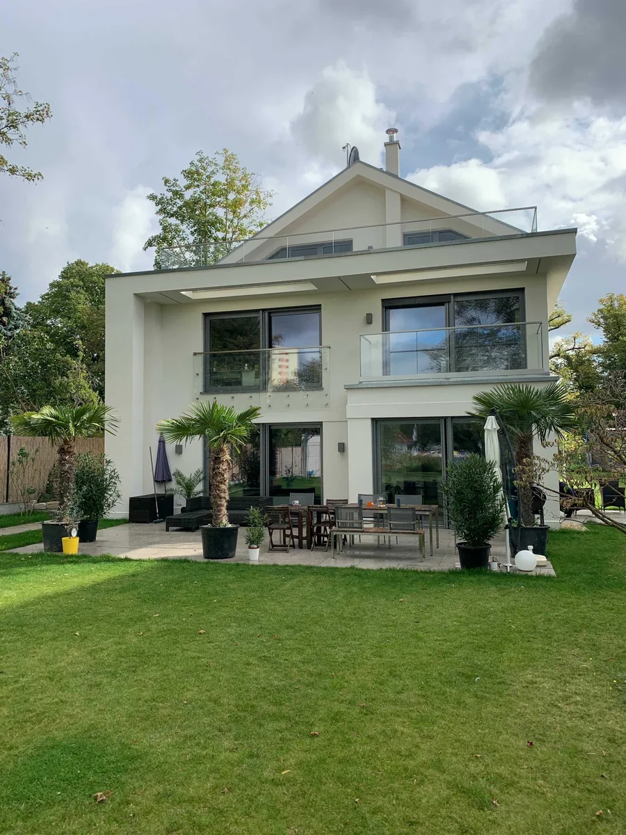 Moderne Alufenster und Glasgeländer von NORTA. Stilsicheres Design für energieeffiziente und lichtdurchflutete Wohnräume.