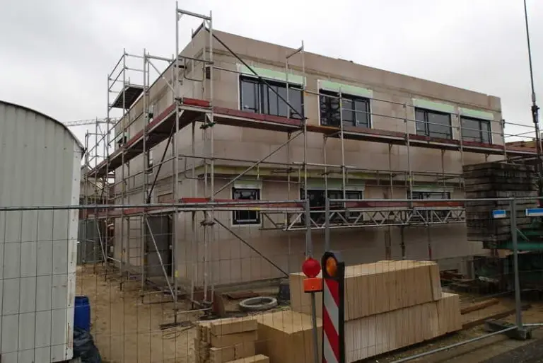 Einfamilienhaus im Bau mit Baugerüst und Schüco Fenstern. NORTA bietet hochwertige Baulösungen und moderne Fenstertechnik.