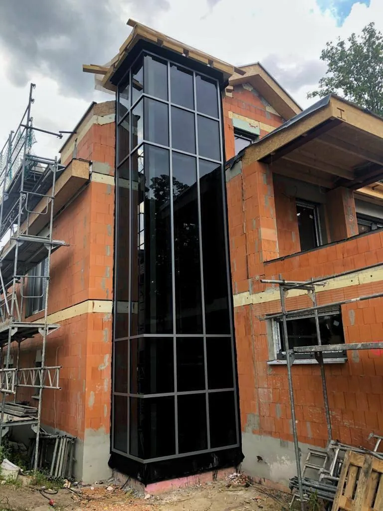 Moderne Fassadenverglasung von NORTA bei einem Neubauprojekt. Hochwertige Glaslösung für stilvolle Optik und Lichteinfall.