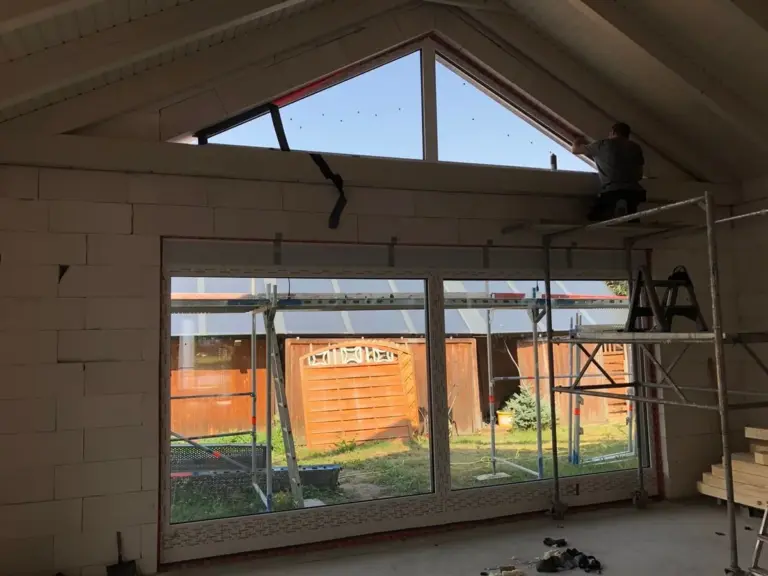 Großes Eckfenster bei der Montage in Torgau. Hochwertige Fensterlösung von NORTA für lichtdurchflutete Räume.
